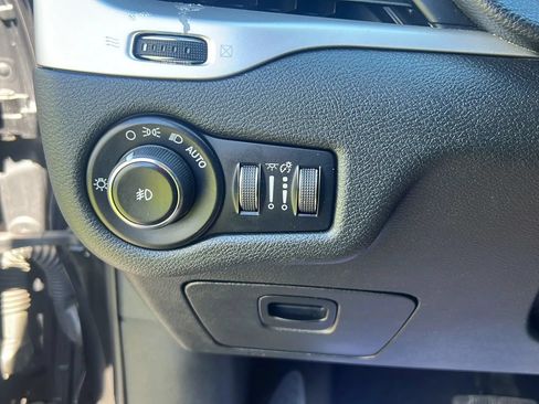 Used 2016 Jeep Cherokee Limited FWD image 27