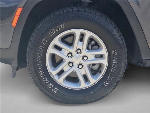 Used 2023 Jeep Grand Cherokee Laredo RWD image 14