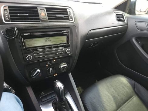 Used 2011 Volkswagen Jetta SE FWD image 22