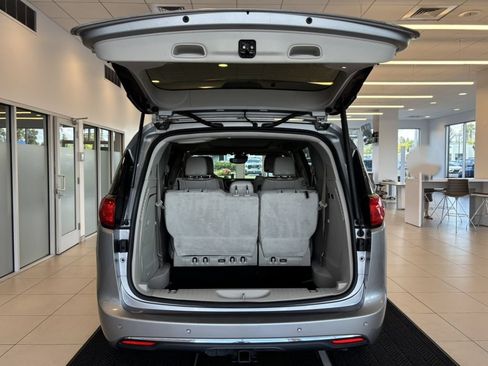 Used 2017 Chrysler Pacifica Limited FWD image 9