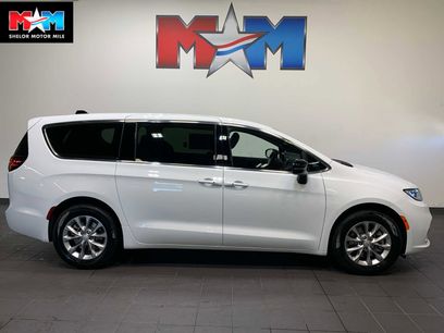 New 2026 Chrysler Pacifica Select