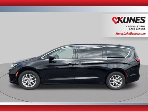 Used 2024 Chrysler Pacifica Touring-L FWD image 9