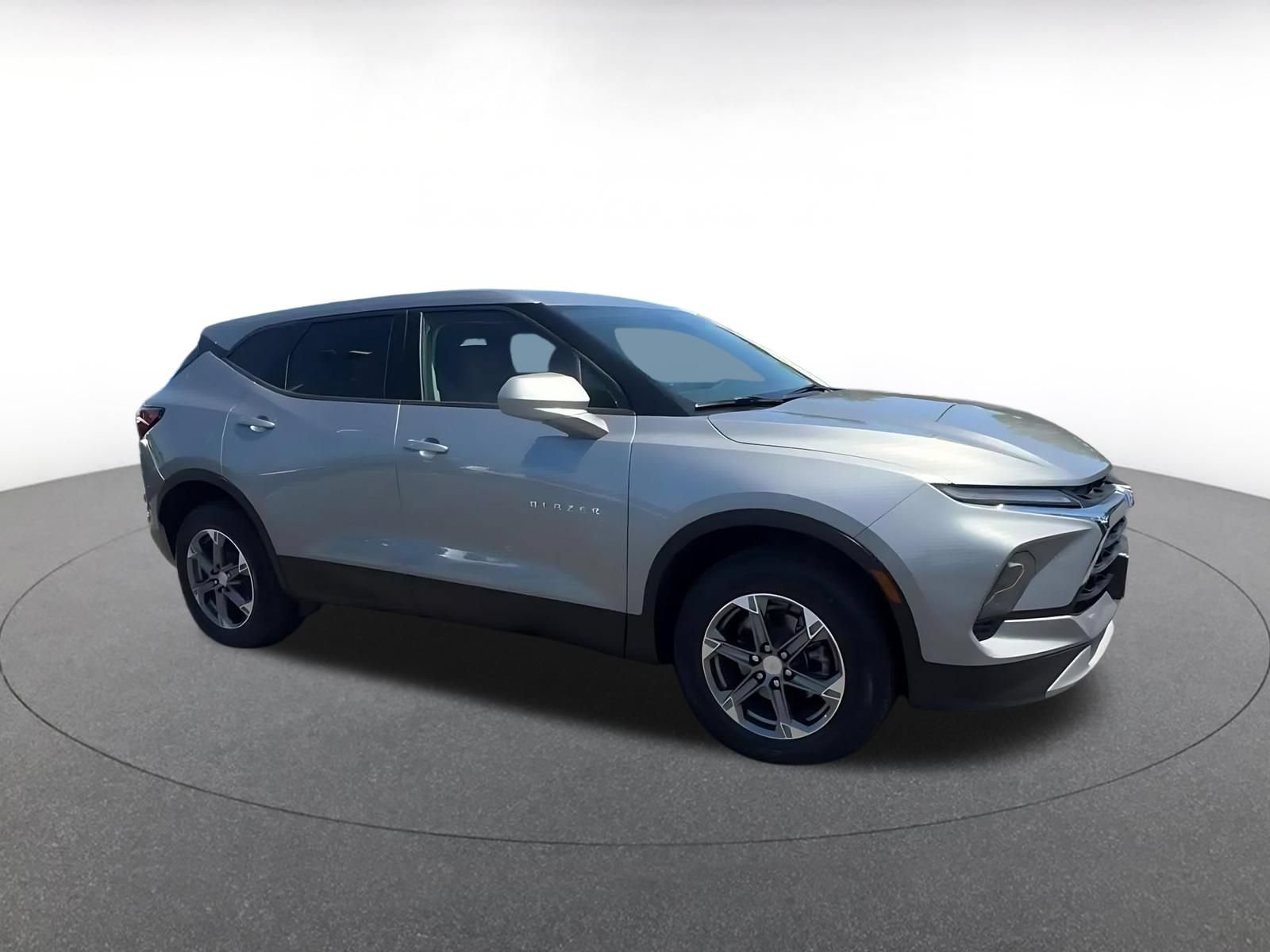 Used 2026 Chevrolet Blazer LT FWD image 2