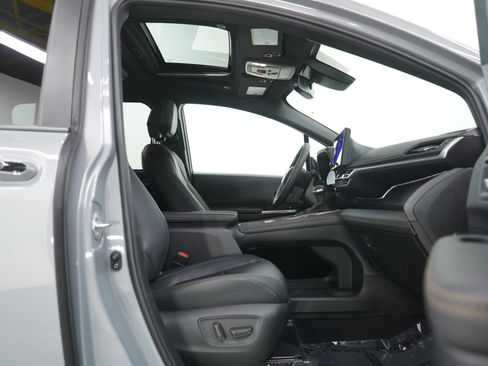 Used 2025 Toyota Sienna XLE Woodland Edition image 10