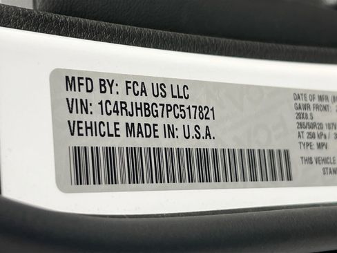 Used 2023 Jeep Grand Cherokee Limited w/ Black Appearance Package AWD/4WD image 31