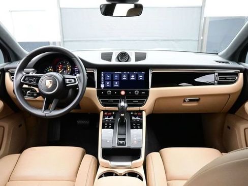 Certified 2025 Porsche Macan AWD/4WD image 18