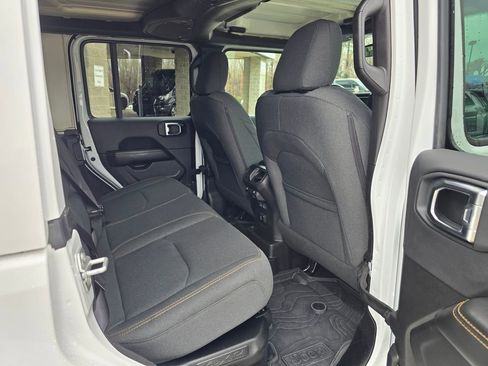 Used 2025 Jeep Wrangler Unlimited Sahara image 27