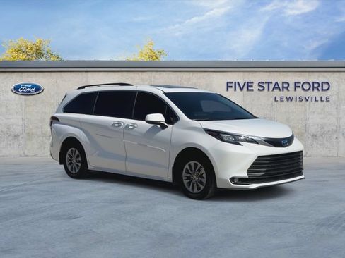 Used 2025 Toyota Sienna XLE AWD/4WD image 2