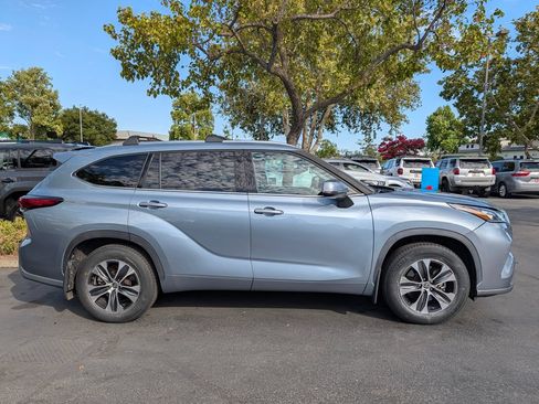 Used 2020 Toyota Highlander XLE AWD/4WD image 2