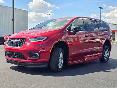 Used 2026 Chrysler Pacifica Select FWD image 4