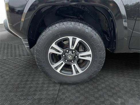 Used 2017 Toyota Tacoma TRD Sport image 14