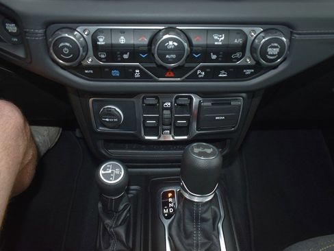 Used 2025 Jeep Wrangler Unlimited Sahara w/ Safety Group AWD/4WD image 19