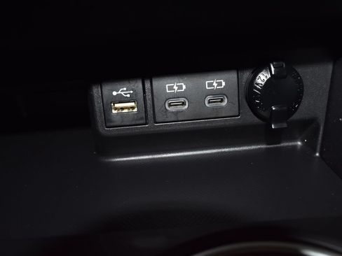 Used 2023 Toyota Highlander XLE AWD/4WD image 13