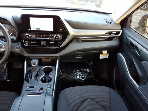 Used 2024 Toyota Highlander LE AWD/4WD image 18