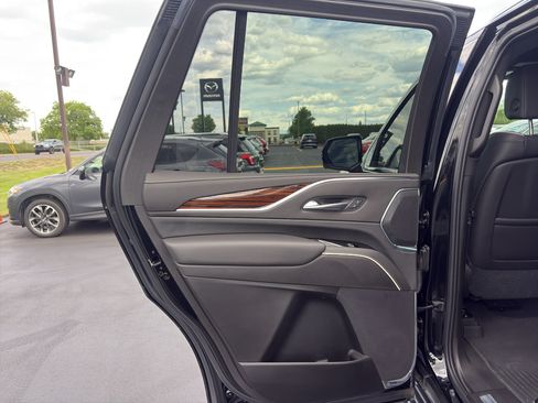 Used 2021 Cadillac Escalade Premium Luxury AWD/4WD image 13