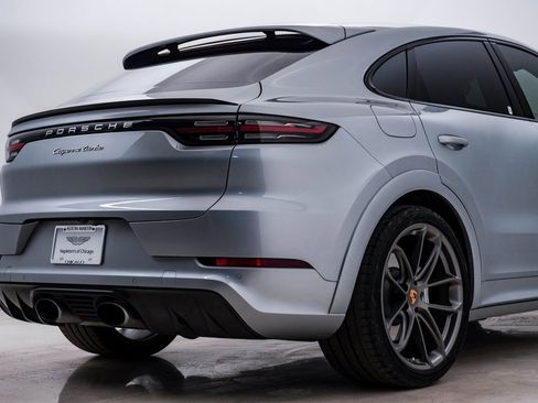 Used 2022 Porsche Cayenne Turbo image 12
