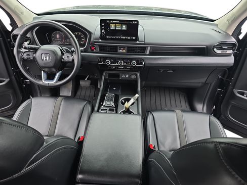 Used 2023 Honda Pilot Touring image 9