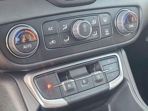 Used 2024 GMC Terrain SLT image 10