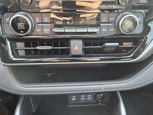 Used 2022 Toyota Highlander XLE image 10