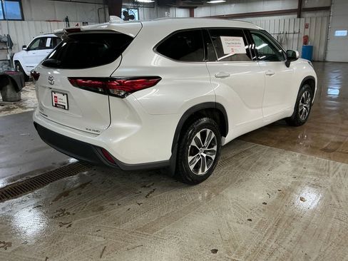 Used 2022 Toyota Highlander XLE AWD/4WD image 5