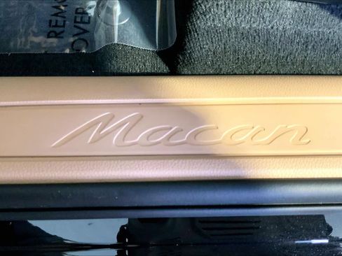 Used 2025 Porsche Macan image 19
