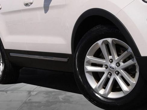 Certified 2017 Ford Explorer XLT FWD image 3