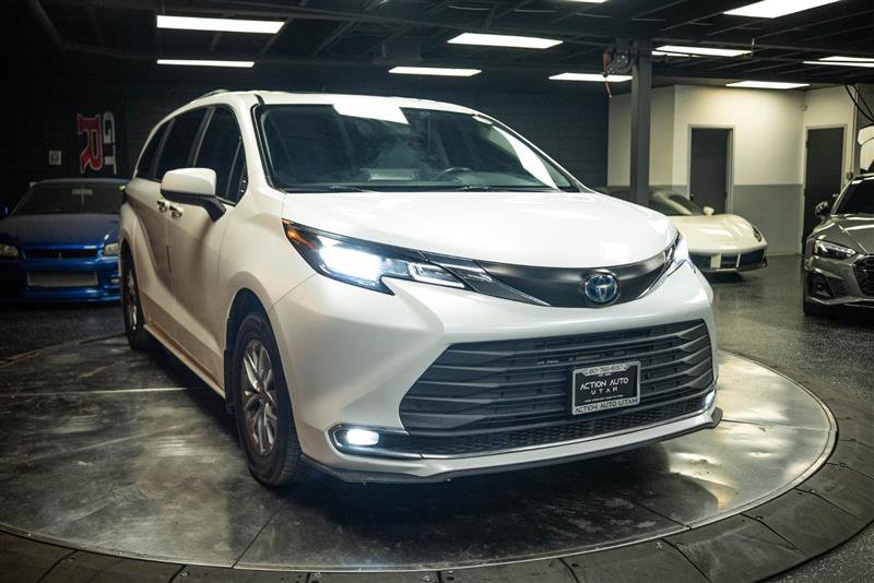 Used 2023 Toyota Sienna XLE AWD/4WD image 5