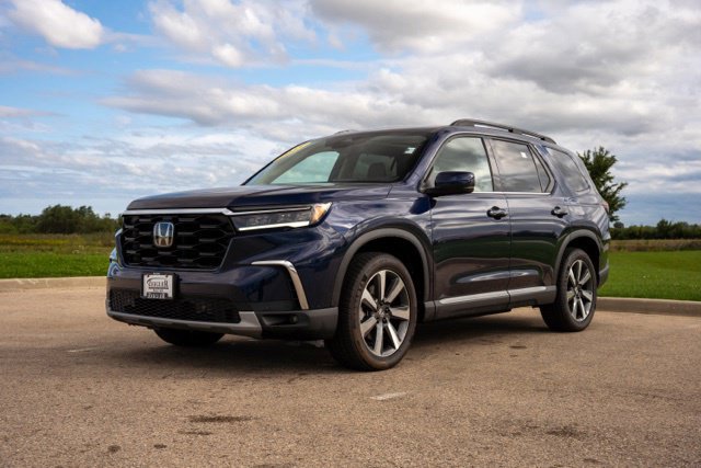 Used 2025 Honda Pilot Touring image 3