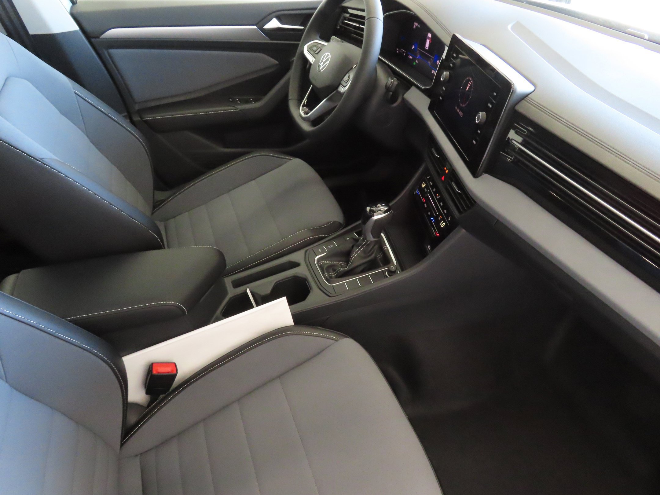 Used 2026 Volkswagen Jetta SE FWD image 25