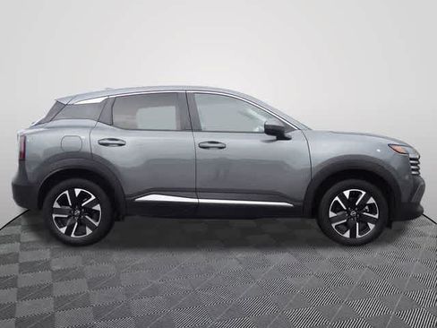 Used 2025 Nissan Kicks SV AWD/4WD image 4