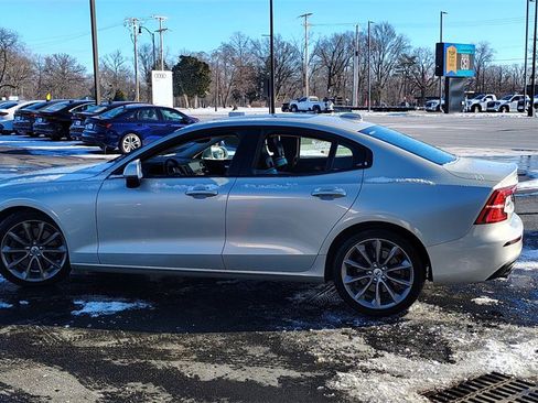 Used 2021 Volvo S60 T6 Momentum w/ Premium Package image 5