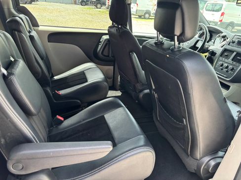 Used 2017 Dodge Grand Caravan SXT FWD image 17
