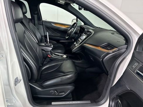 Used 2019 Lincoln MKC Select w/ MKC Climate Package image 28