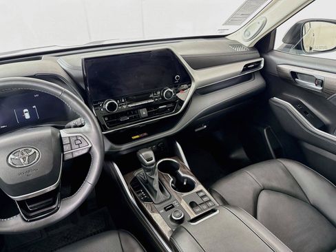 Certified 2025 Toyota Highlander Platinum AWD/4WD image 51