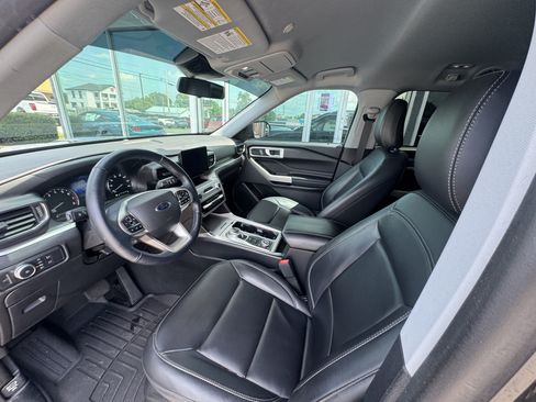 Used 2022 Ford Explorer XLT w/ Equipment Group 202A AWD/4WD image 7
