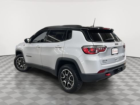 Used 2025 Jeep Compass Trailhawk w/ Trailer Tow Group AWD/4WD image 5