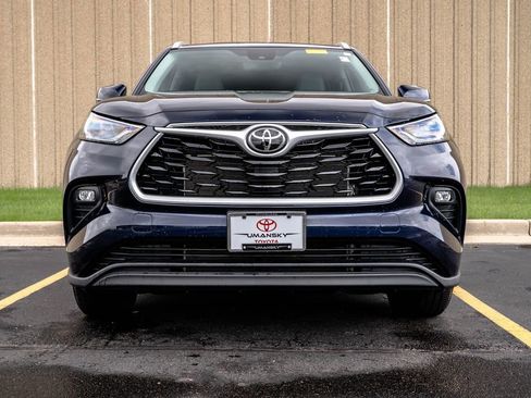 Used 2024 Toyota Highlander XLE image 3