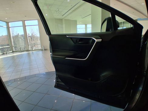 Used 2021 Toyota RAV4 LE image 21