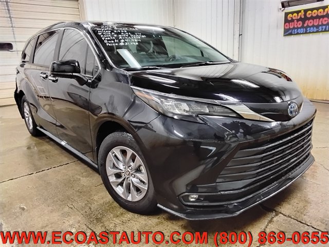 Used 2025 Toyota Sienna XLE FWD image 4