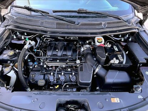 Used 2018 Ford Explorer XLT w/ Equipment Group 202A image 10