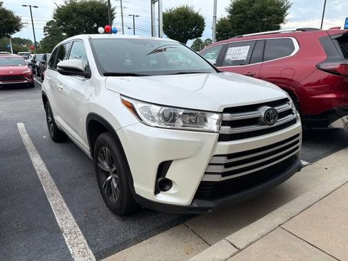 Used 2018 Toyota Highlander LE FWD image 1