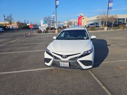 Used 2021 Toyota Camry SE image 8