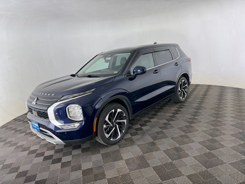 Used 2023 Mitsubishi Outlander SE AWD/4WD image 3