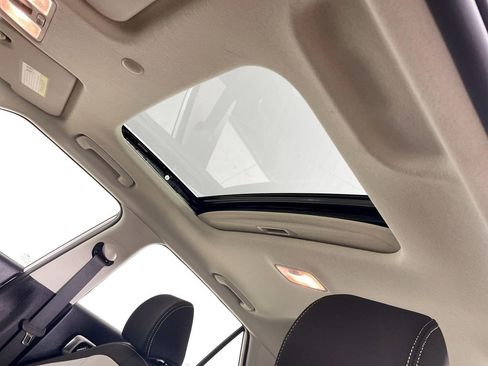 Used 2023 Hyundai Venue SEL image 33