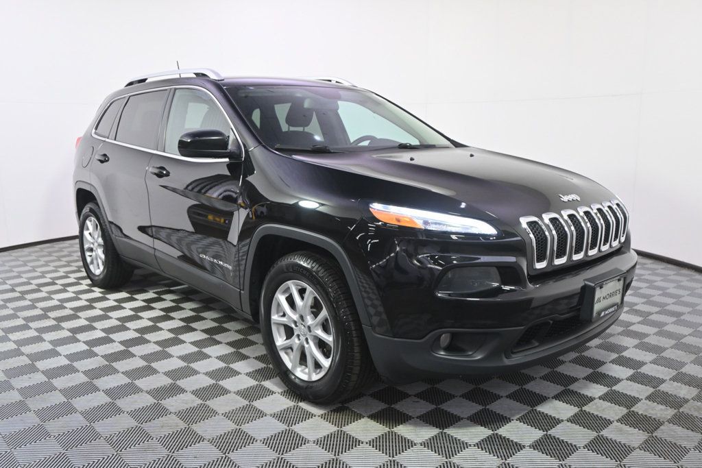 Used 2017 Jeep Cherokee Latitude w/ Cold Weather Group AWD/4WD image 9