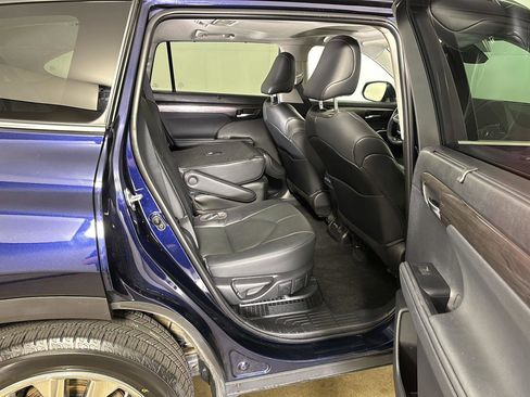 Used 2023 Toyota Highlander Limited image 17