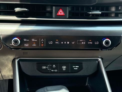 Used 2025 Kia Carnival FWD image 24