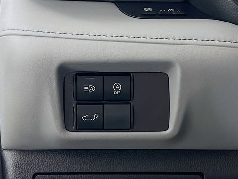 Used 2023 Toyota Highlander XLE image 10