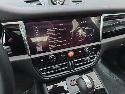 Used 2026 Porsche Macan AWD/4WD image 16