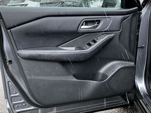 Used 2025 Nissan Rogue SV AWD/4WD image 9